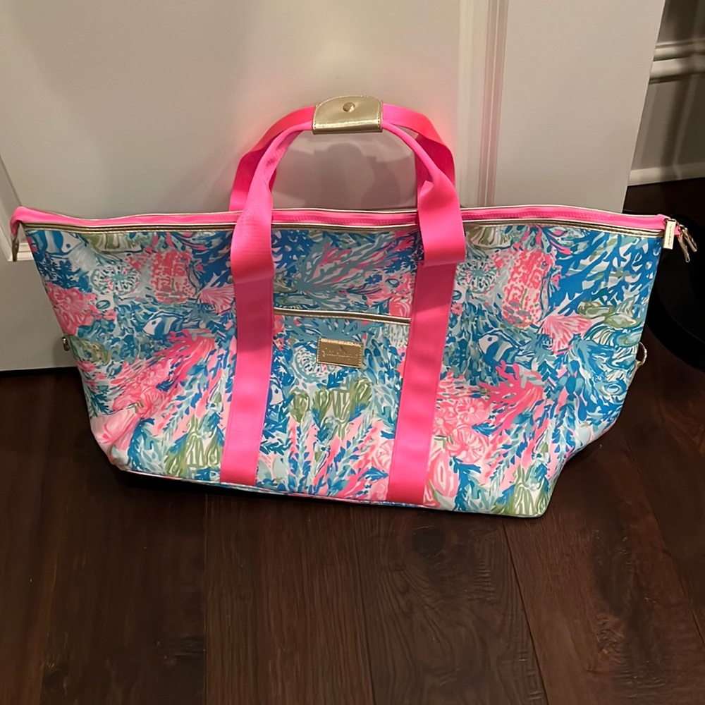 Lilly Pulitzer - Large Neoprene zippered bag with removable cross body strap.